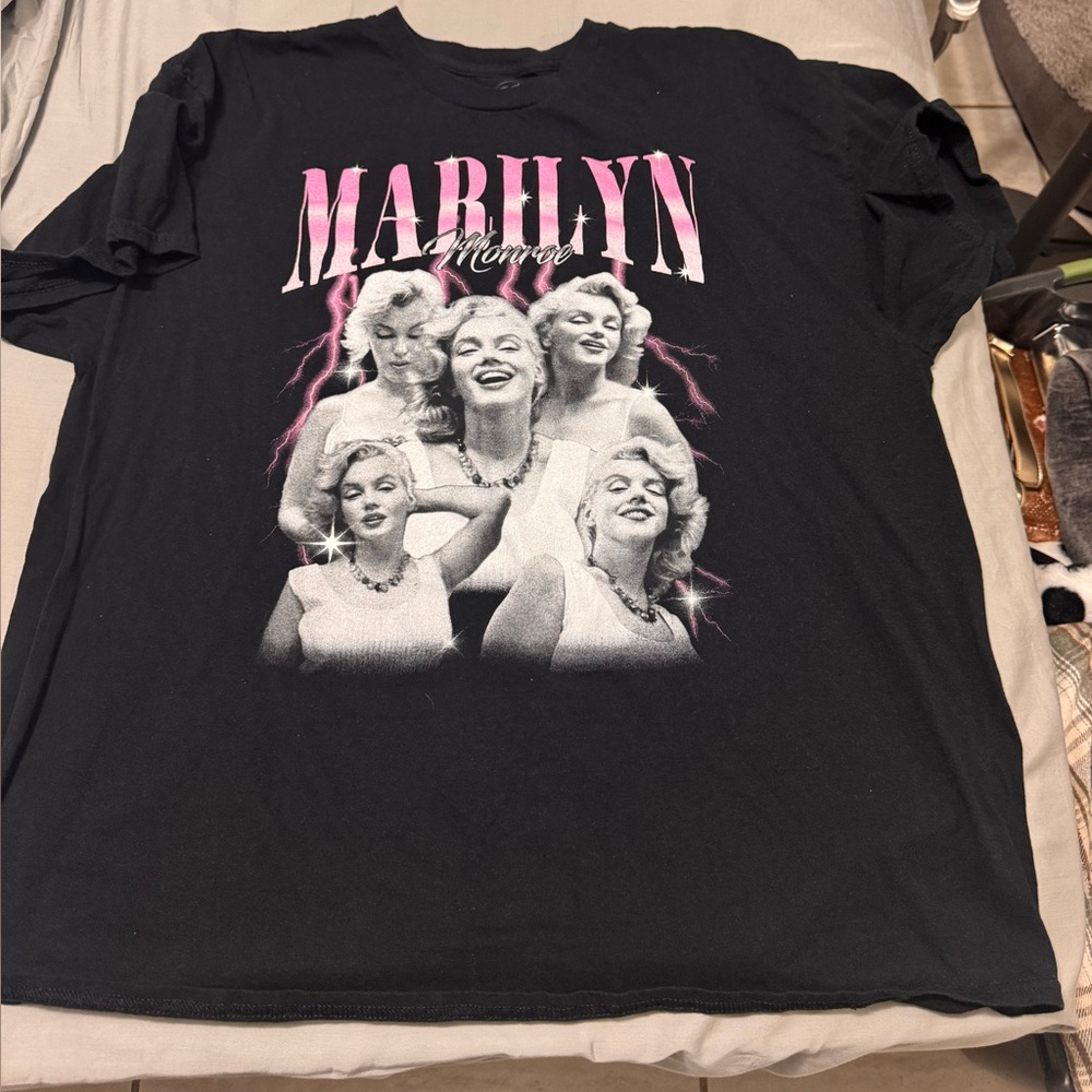 Marilyn Monroe Signature Black Tee